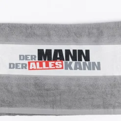 Badetuch aus Baumwolle Der Mann der alles kann grau schwarz rot 70x140cm von La Vida