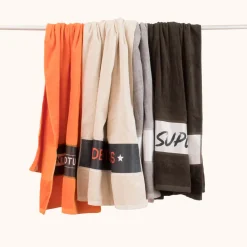 Badetuch aus Baumwolle Held des Tages beige schwarz weiß orange 70x140cm von La Vida