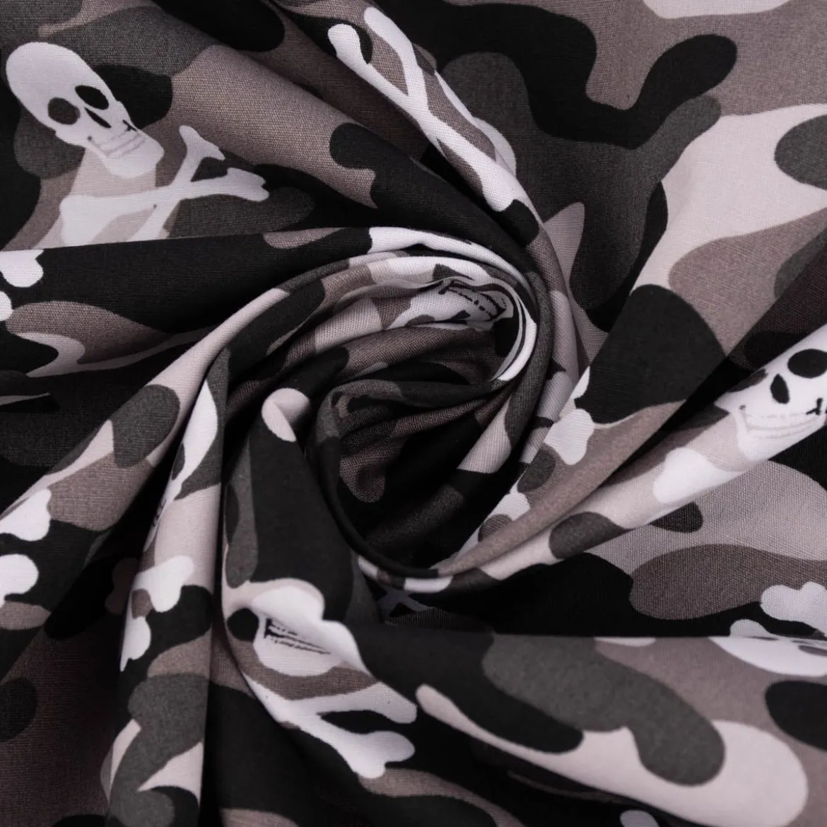 Baumwollstoff Popeline Camouflage Totenköpfe grau 1,44m Breite