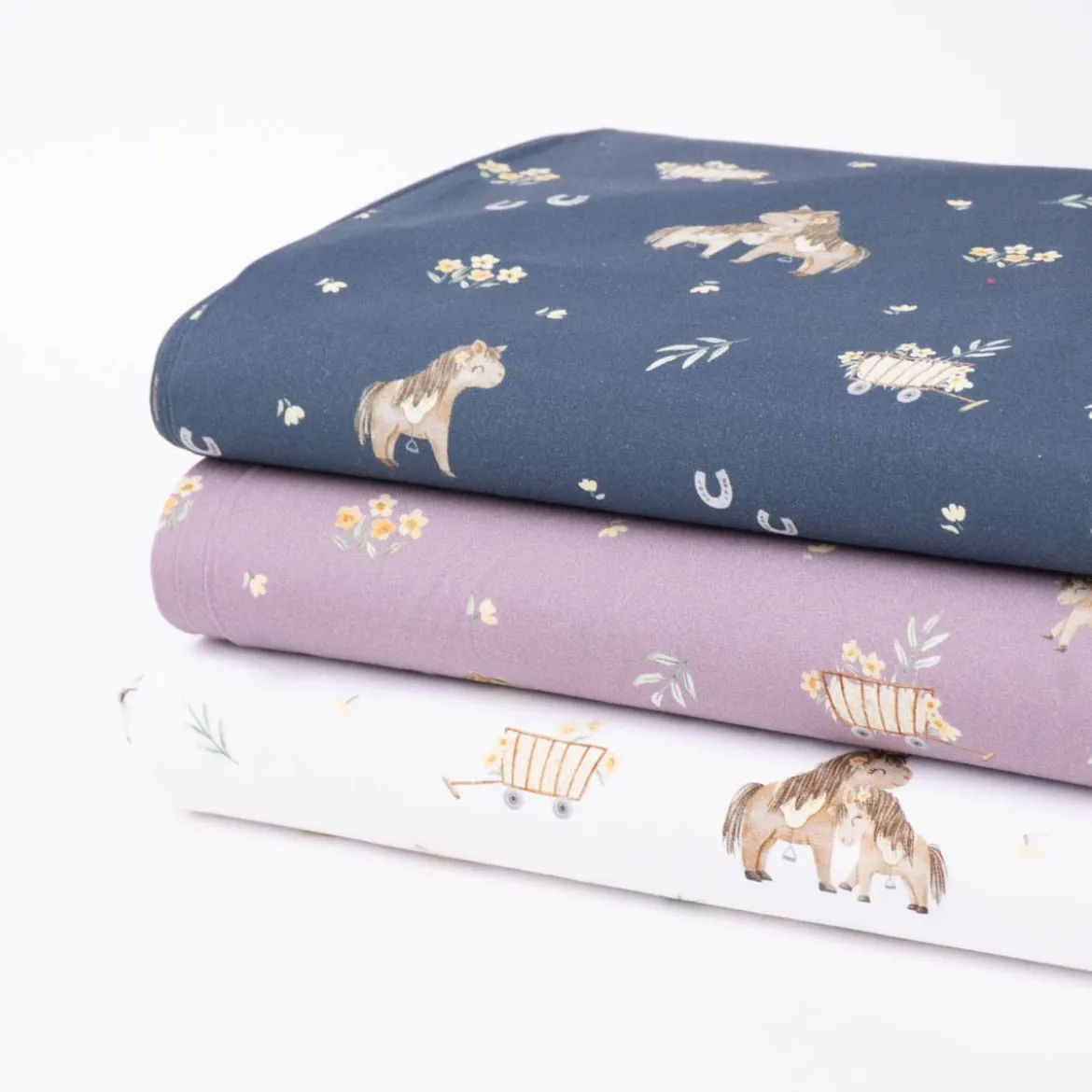 Baumwollstoff Popeline Fine Poplin Digitaldruck SWEET HORSES Pferd Fohlen Heuwagen blau braun 1,45m Breite
