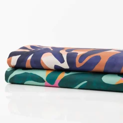 Baumwollstoff Satin Stoff Cotton Satin Digital Leaves blau 1,48m Breite
