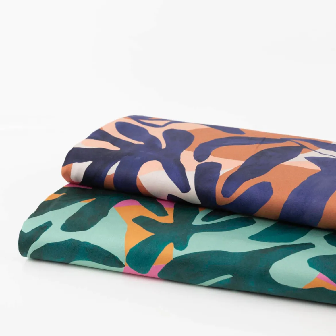 Baumwollstoff Satin Stoff Cotton Satin Digital Leaves grün pink orange 1,48m Breite