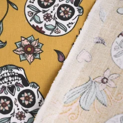 Baumwollstoff Totenköpfe Blumen Blätter senfgelb mint rosa lila 1,5m Breite