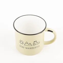 Becher Vintage Bergglück stay wanderful von Grafik Werkstatt