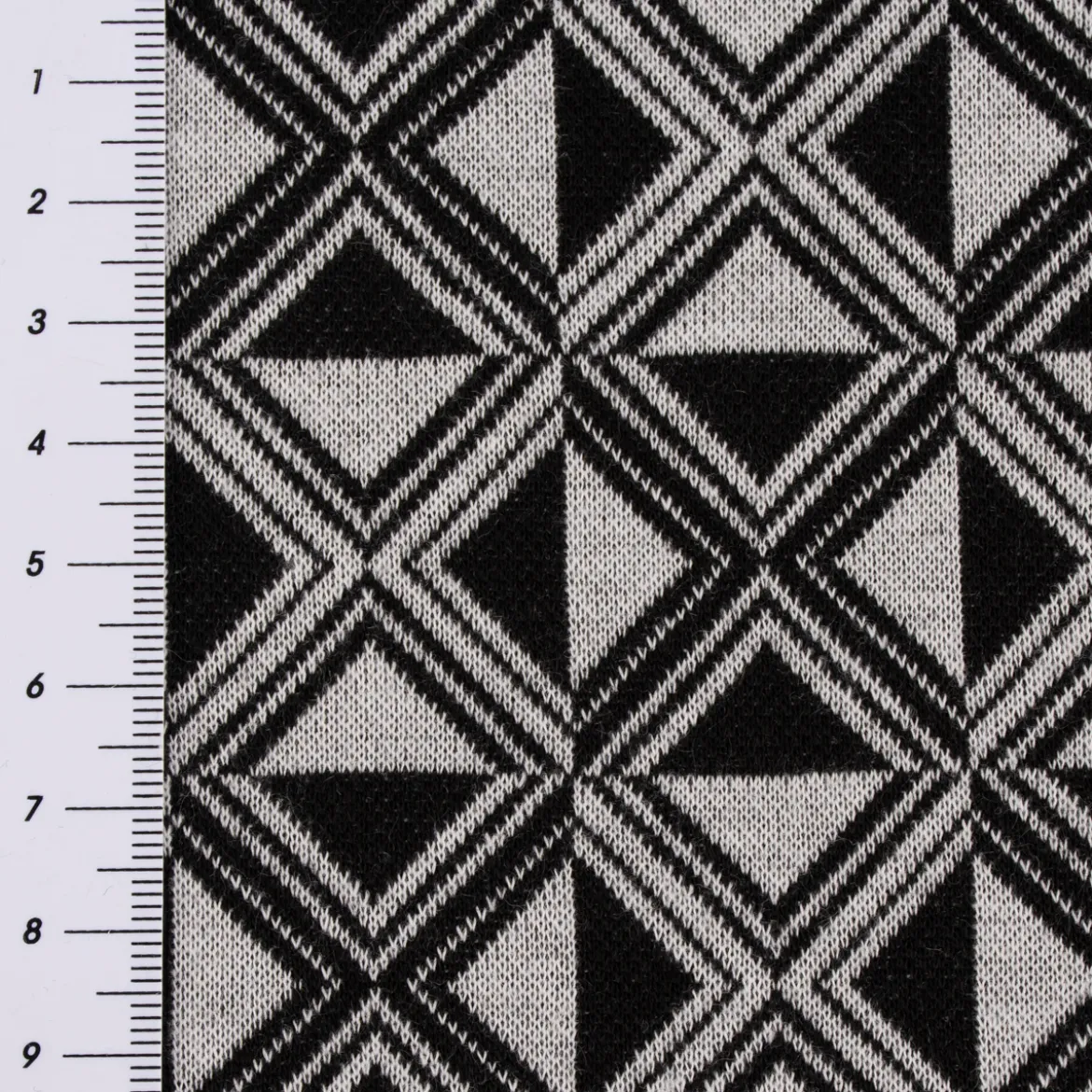 Bekleidungsstoff Viskose Jacquard Dreiecke Rauten hellgrau schwarz 1,45m Breite