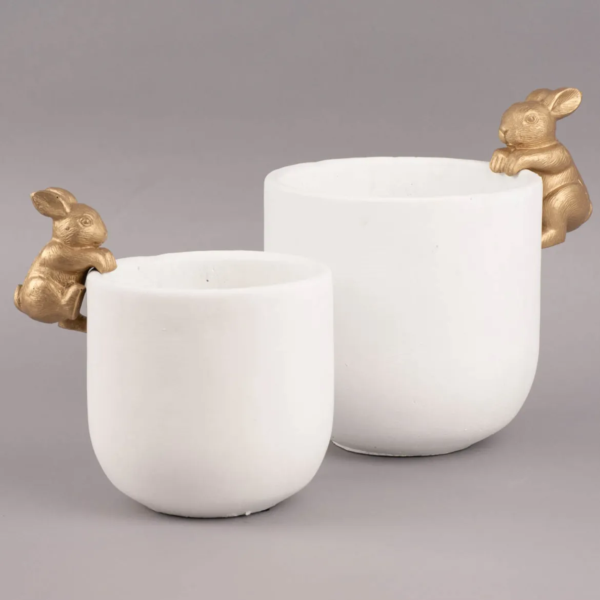 Übertopf mit Hase Zement weiß goldfarbig 14x19cm