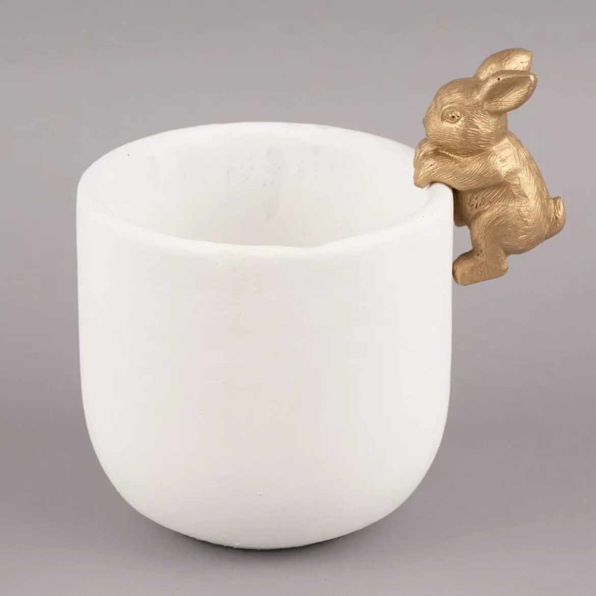 Übertopf mit Hase Zement weiß goldfarbig 14x19cm