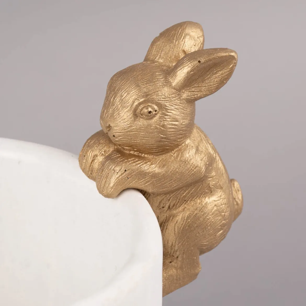 Übertopf mit Hase Zement weiß goldfarbig 14x19cm