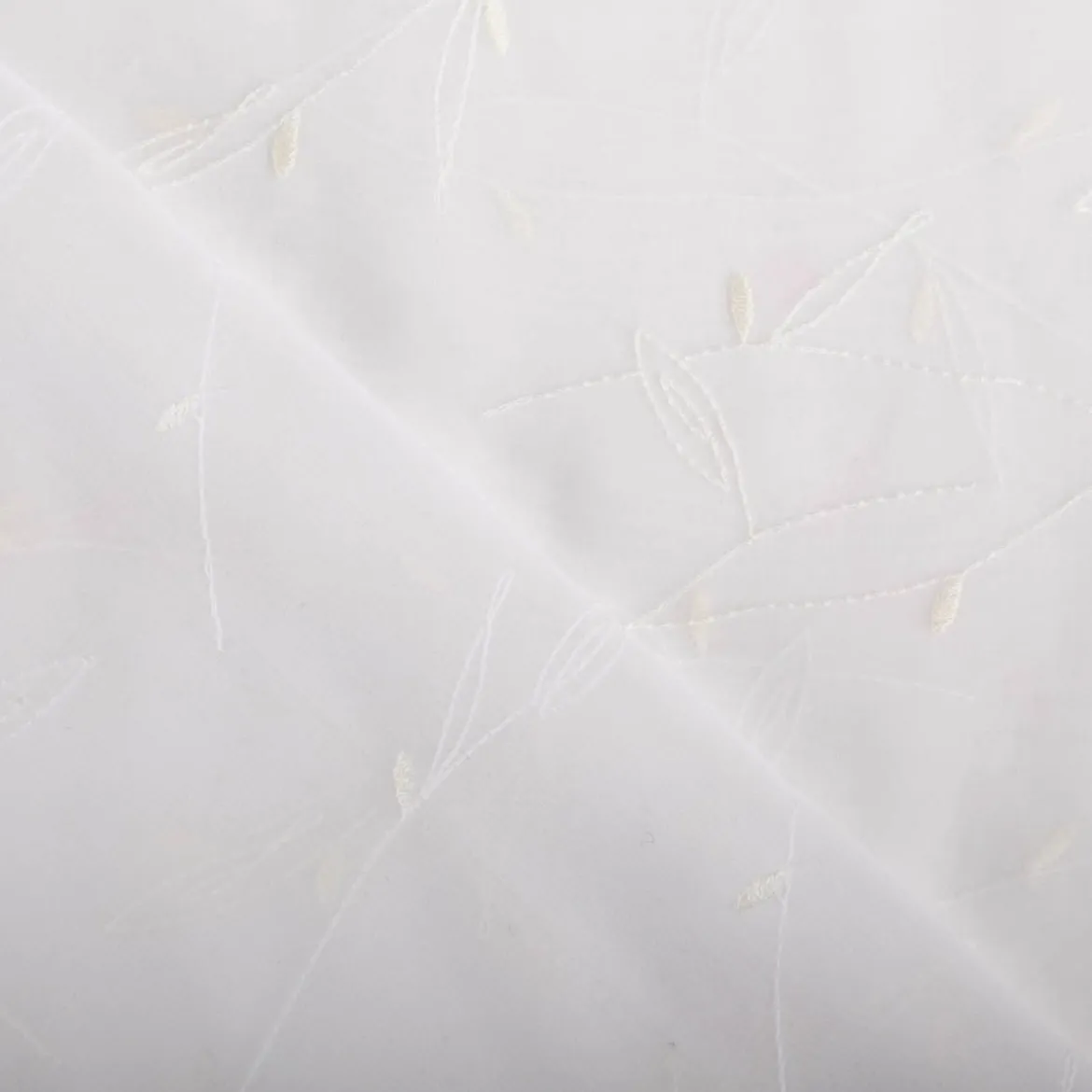 Brautstoff hauchzart transparent mit Blätterstickerei weiß 140cm breit