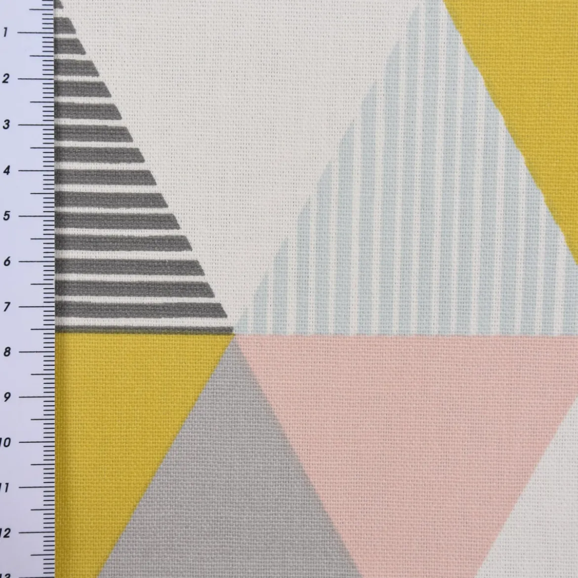 Clarke & Clarke STUDIO G Englischer Dekostoff Baumwollstoff Polsterstoff Brio Dreiecke Sorbet rosa senf blau grau 138cm Breite