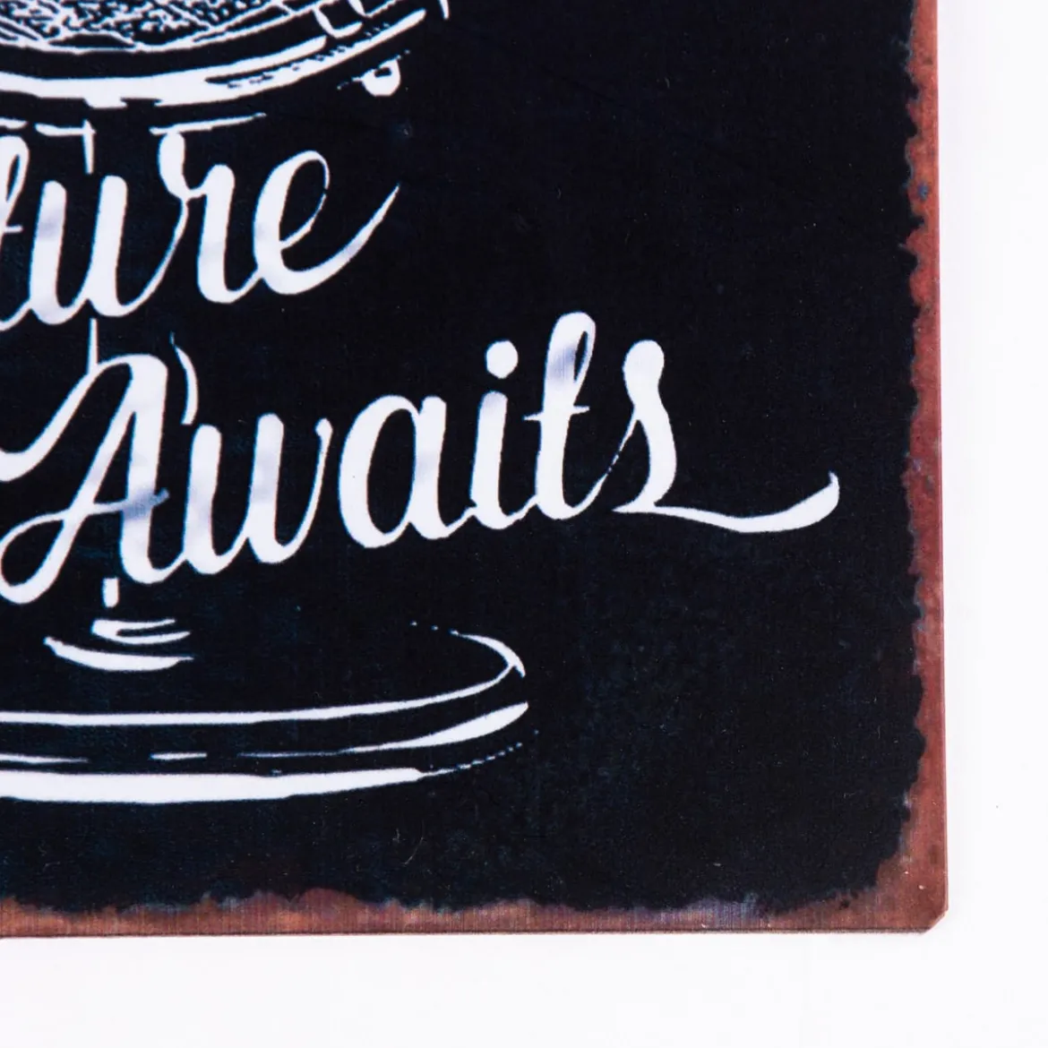 Clayre & Eef Schild Adventure Awaits Metall schwarz weiß 19x24cm