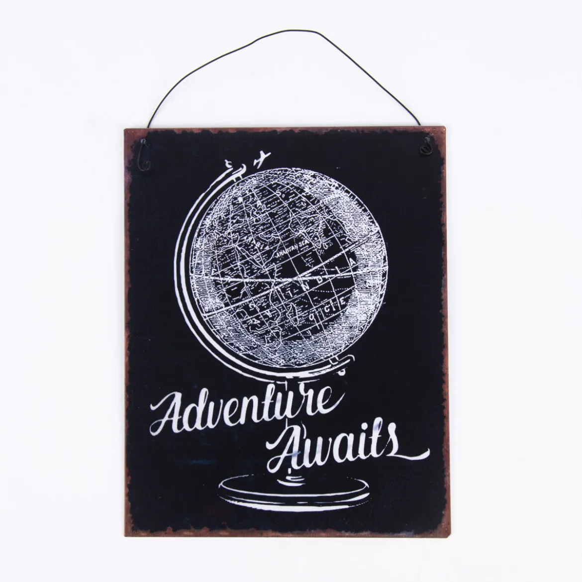 Clayre & Eef Schild Adventure Awaits Metall schwarz weiß 19x24cm