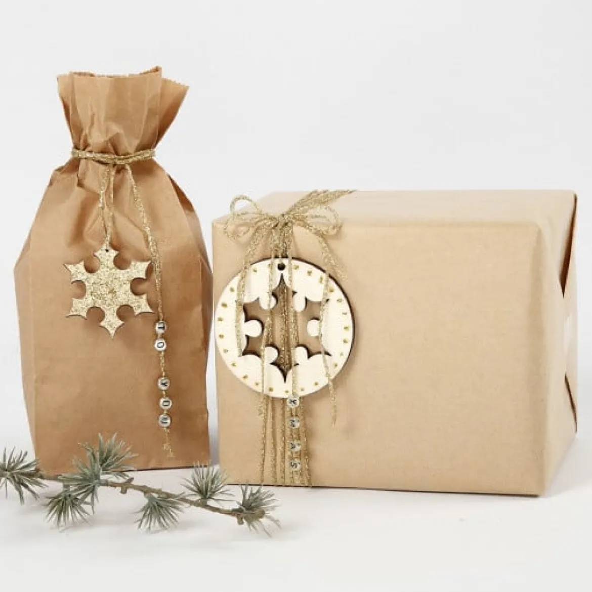 Creativ Company 2-in-1 Deko Hänger 4 Weihnachtsmotive 8 Stück Holz natur 7x7cm