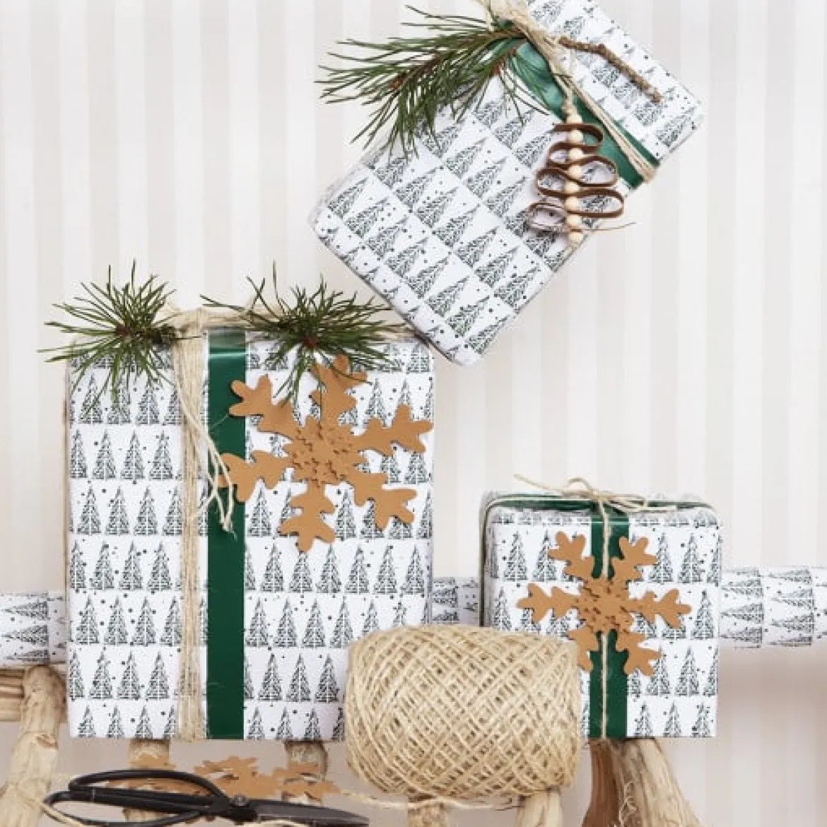 Creativ Company Schneesterne 16 Stück aus Lederpapier goldfarbig verschiedene Größen