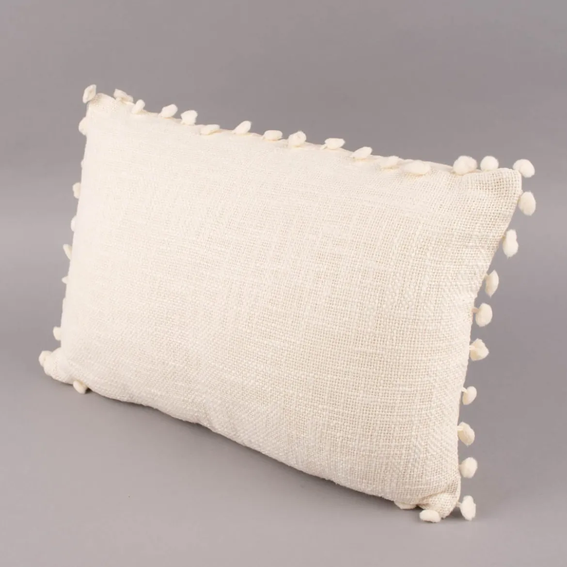 Deko Kissen einfarbig strukturiert mit Pompons ecru 30x50cm