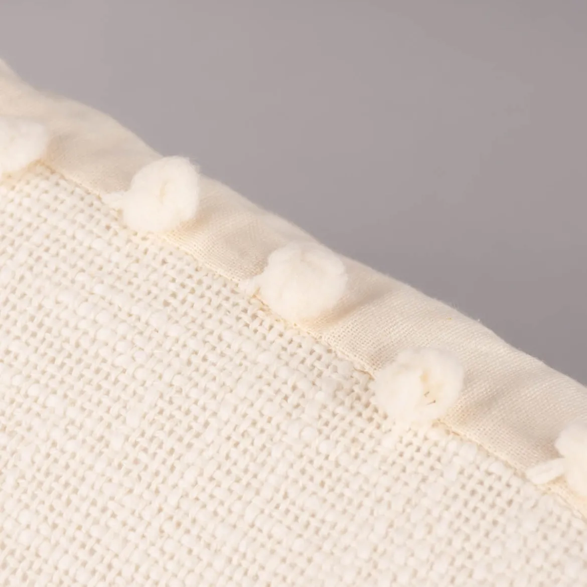 Deko Kissen einfarbig strukturiert mit Pompons ecru 30x50cm
