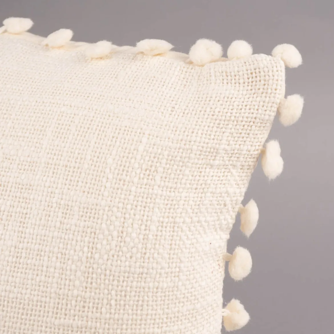 Deko Kissen einfarbig strukturiert mit Pompons ecru 30x50cm