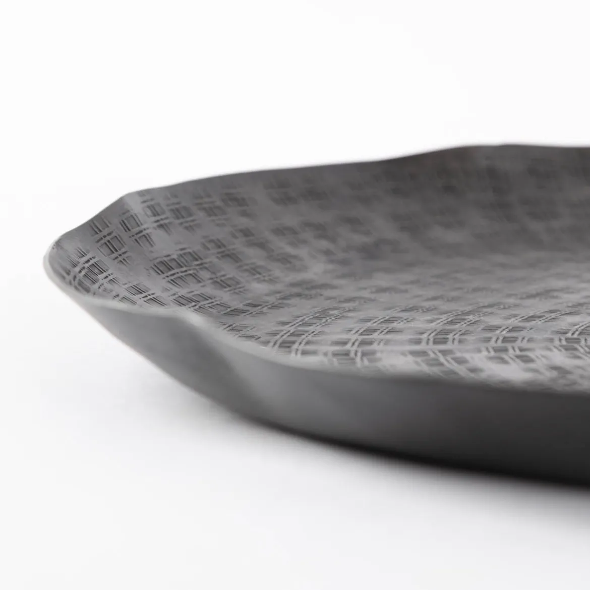 Dekoschale Teller aus Aluminium mit Prägedessin in mattem Anthrazit 37x2cm