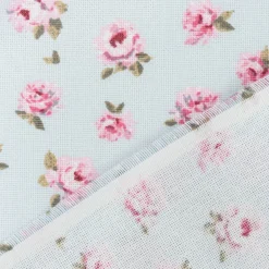 Dekostoff Halbpanama Classic Little Rose Allover Rosenblüten hellblau rosa 1,40m Breite