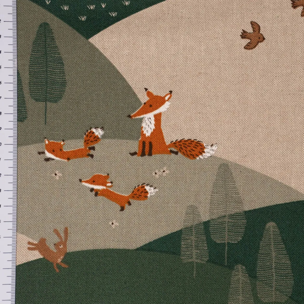 Dekostoff Halbpanama Leinenlook Mountain Forest Animals Tiere Hügel natur grün 1,40m Breite