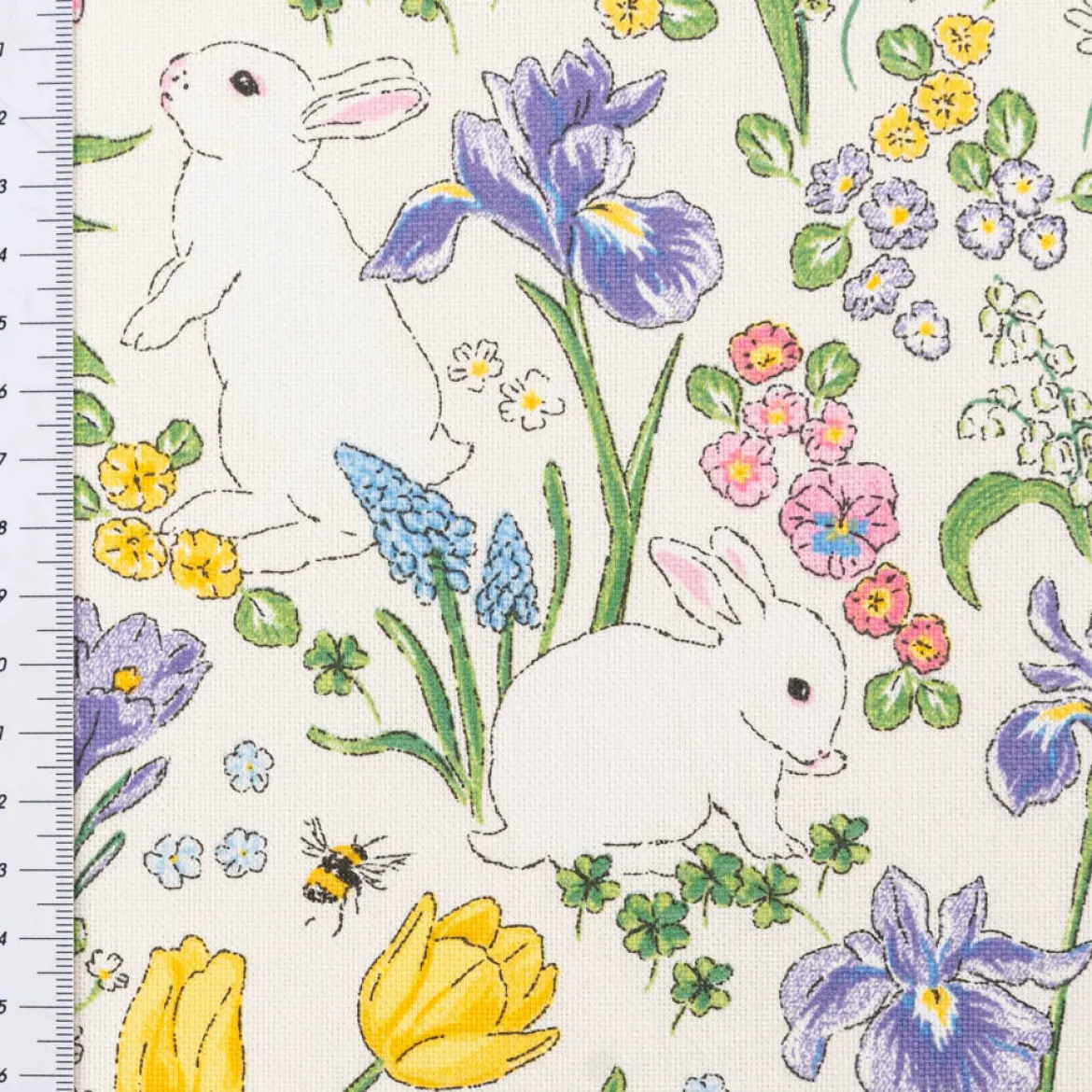 Dekostoff Halbpanama Rabbit Spring Fever Hasen Frühlingsblumen weiß bunt 1,40m Breite