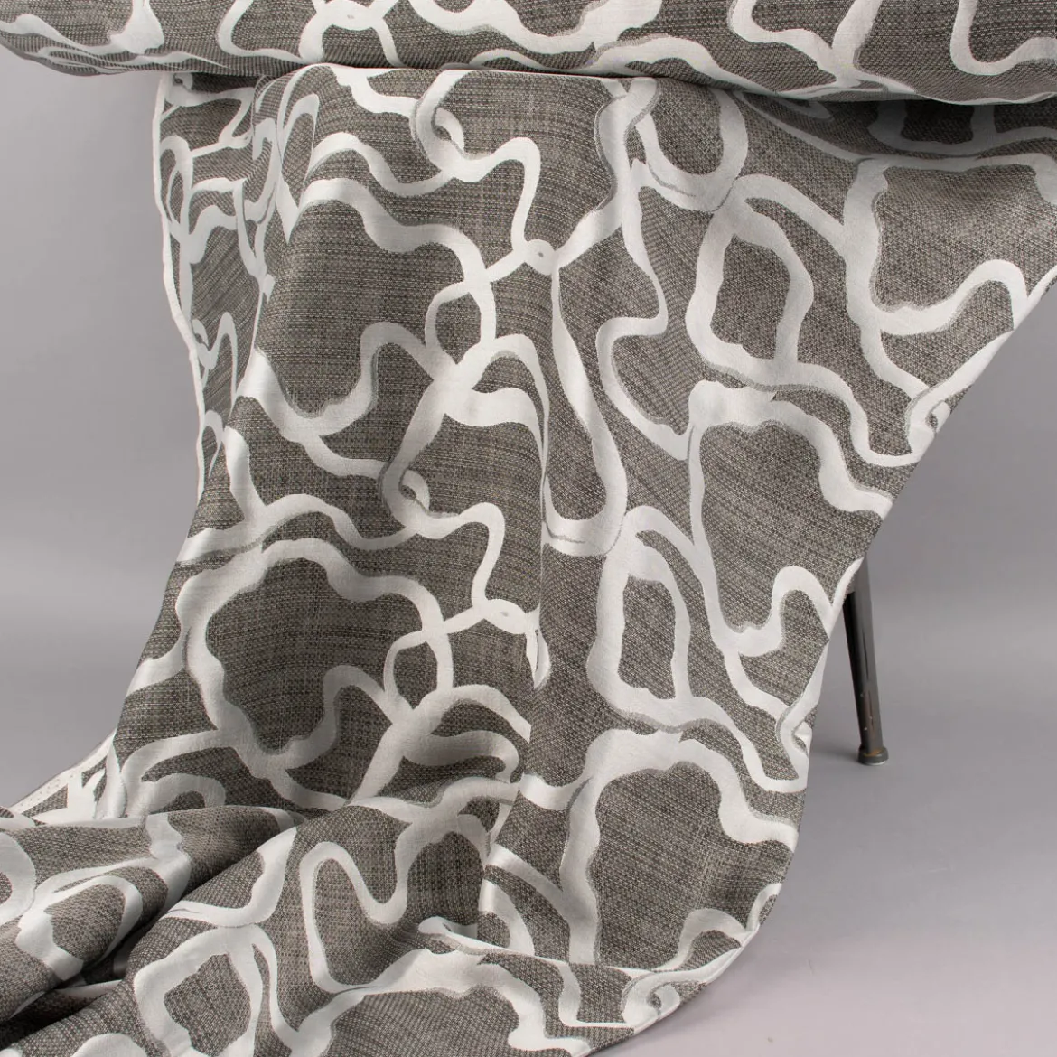 Dekostoff Jacquard beidseitig Labyrinth Liniengeflecht grau silber 1,60m Breite