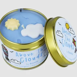 Duftkerze Above the Clouds Scent Stories Candle in der Metalldose von Bomb Cosmetic