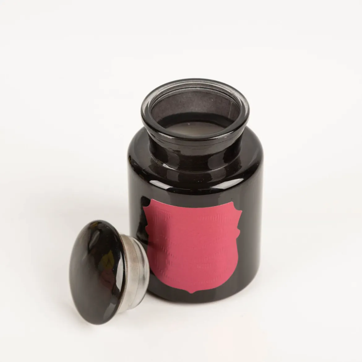 Duftkerze Sojakerze Apothecary Noir Linen & Orris 226 g von Paddywax