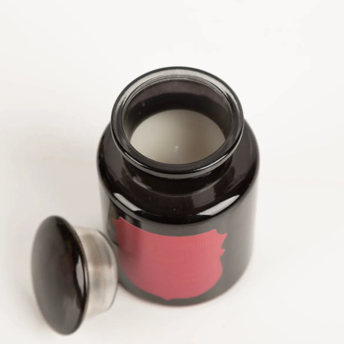 Duftkerze Sojakerze Apothecary Noir Linen & Orris 226 g von Paddywax