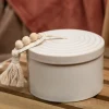 Duftkerze Sojakerze Cypress & Fir 285g Keramiktopf offwhite mit Holzperlenanhänger von Paddywax