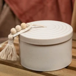 Duftkerze Sojakerze Cypress & Fir 285g Keramiktopf offwhite mit Holzperlenanhänger von Paddywax