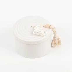Duftkerze Sojakerze Cypress & Fir 285g Keramiktopf offwhite mit Holzperlenanhänger von Paddywax