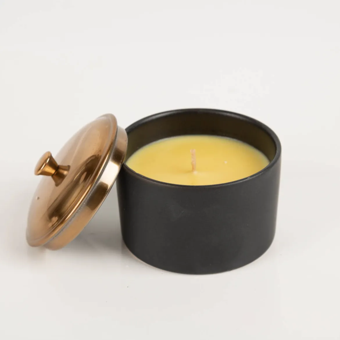 Duftkerze Sojakerze Hygge Black Bergamot & Mahogony 141g im Keramiktopf mit Metalldeckel von Paddywax