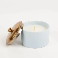 Duftkerze Sojakerze Hygge Blue Teakwood & Jasmine 141g im Keramiktopf mit Metalldeckel von Paddywax