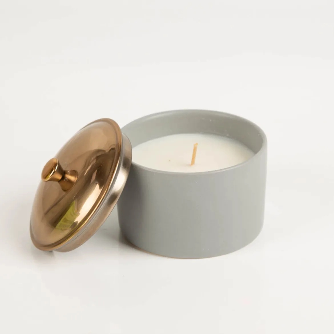 Duftkerze Sojakerze Hygge Grey Vetiver & Cardamom 141g im Keramiktopf mit Metalldeckel von Paddywax