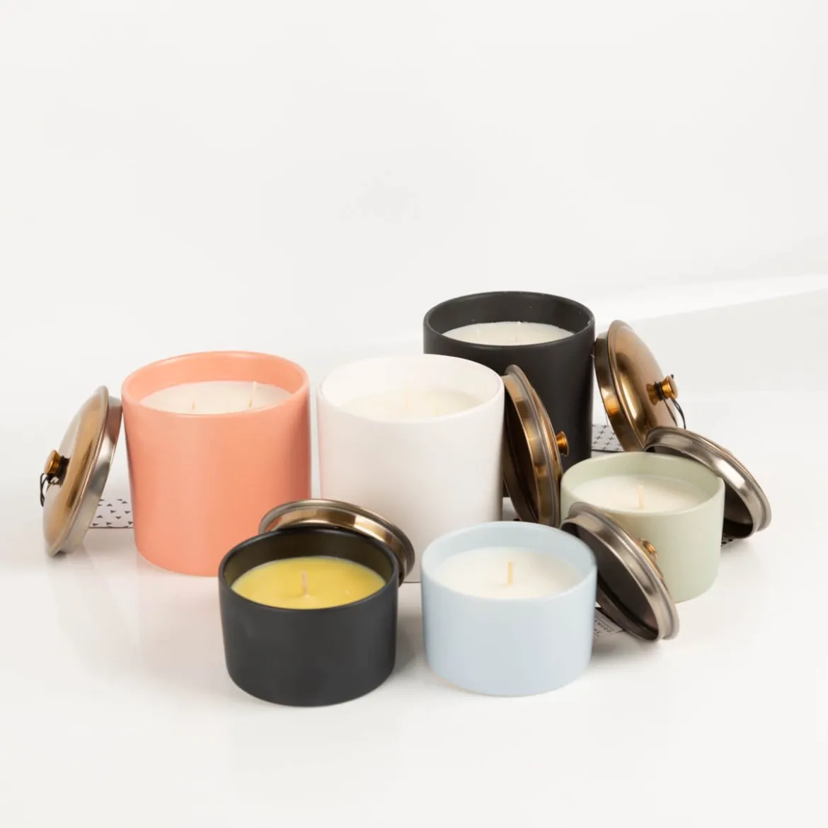 Duftkerze Sojakerze Hygge White Tobacco & Vanilla 425g mit 3 Dochten im Keramiktopf mit Metalldeckel von Paddywax