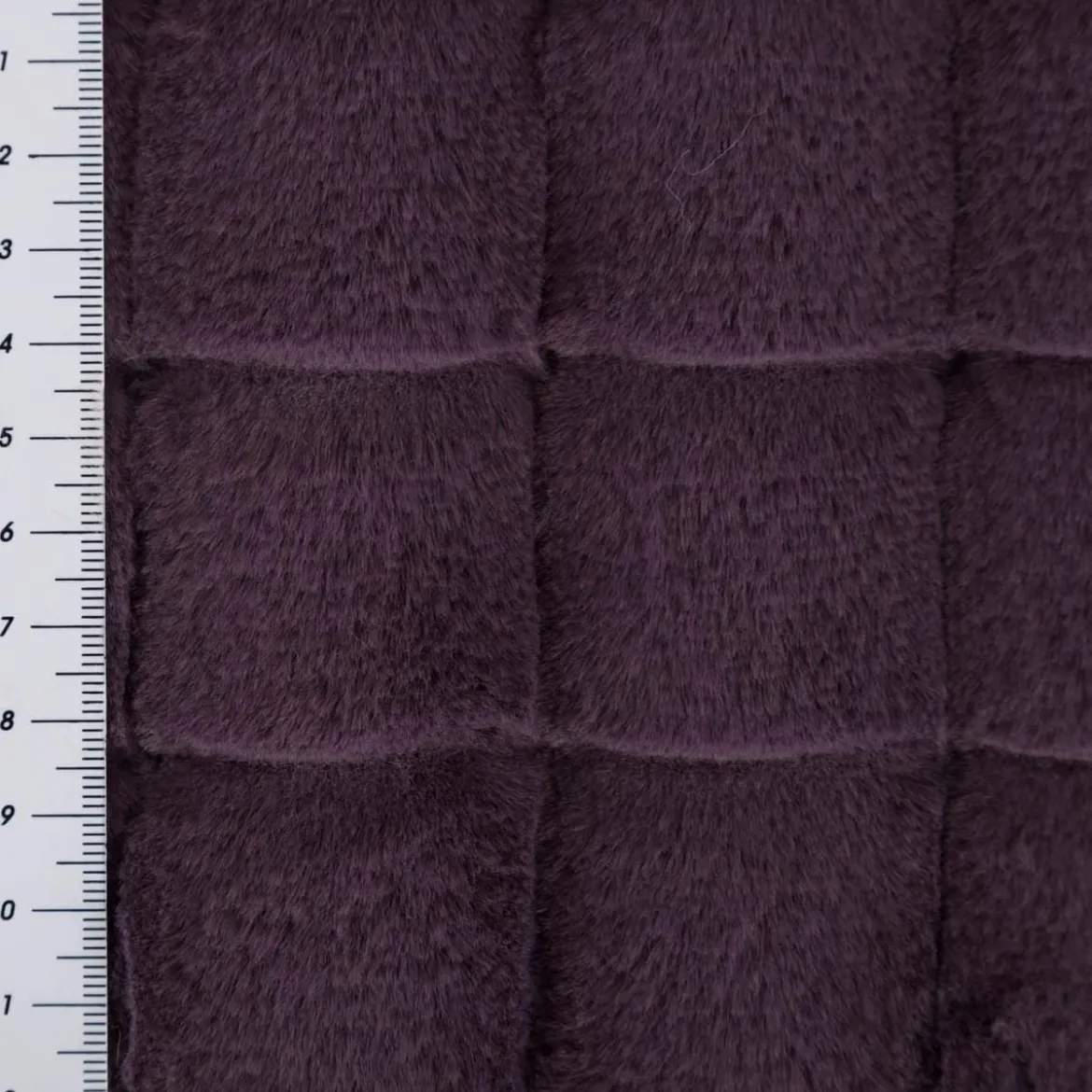Fellimitat Plüschstoff Relief Karo lila 1,58m Breite