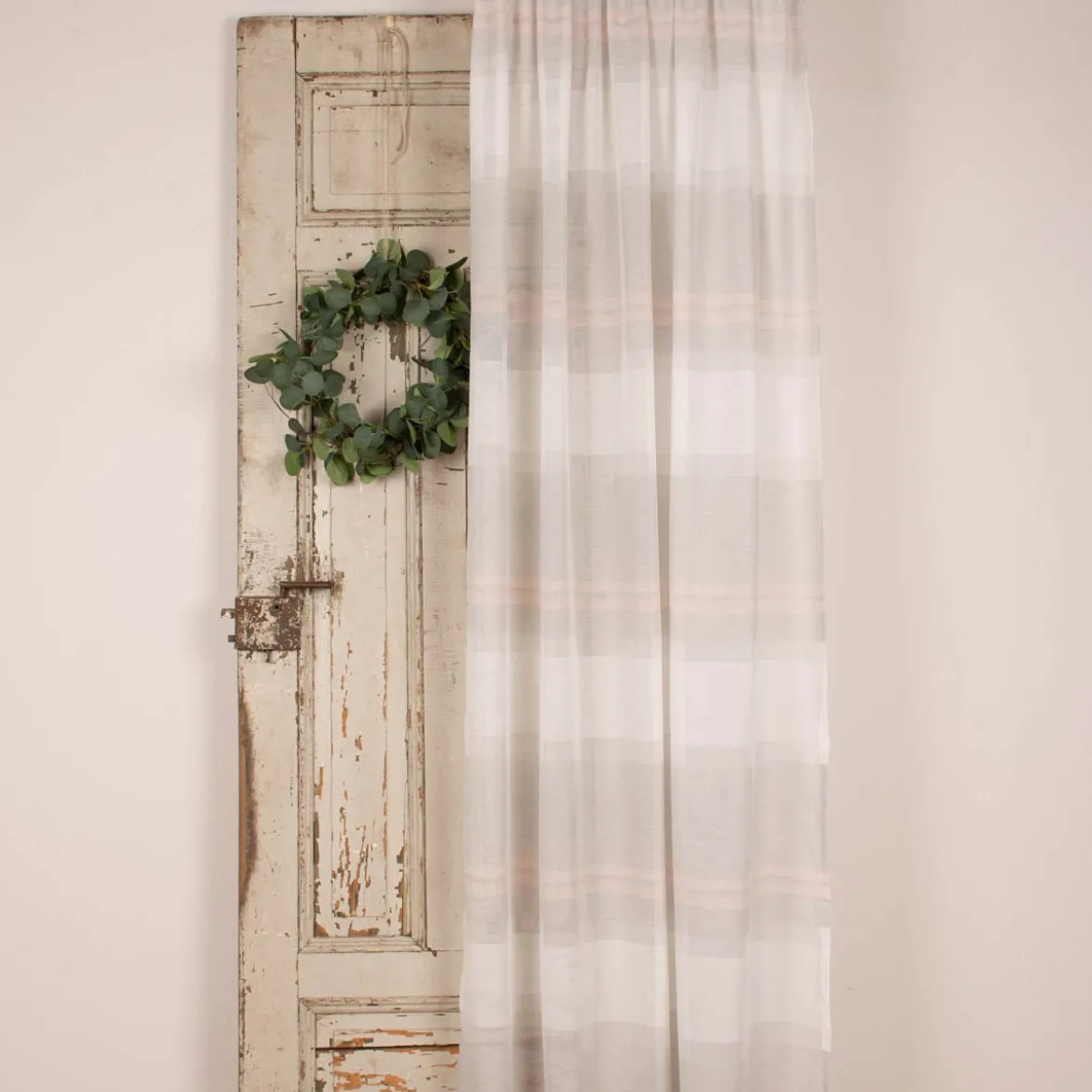 Fertiggardine Bea mit verdeckten Schlaufen Querstreifen weiß grau rosa 140x245cm