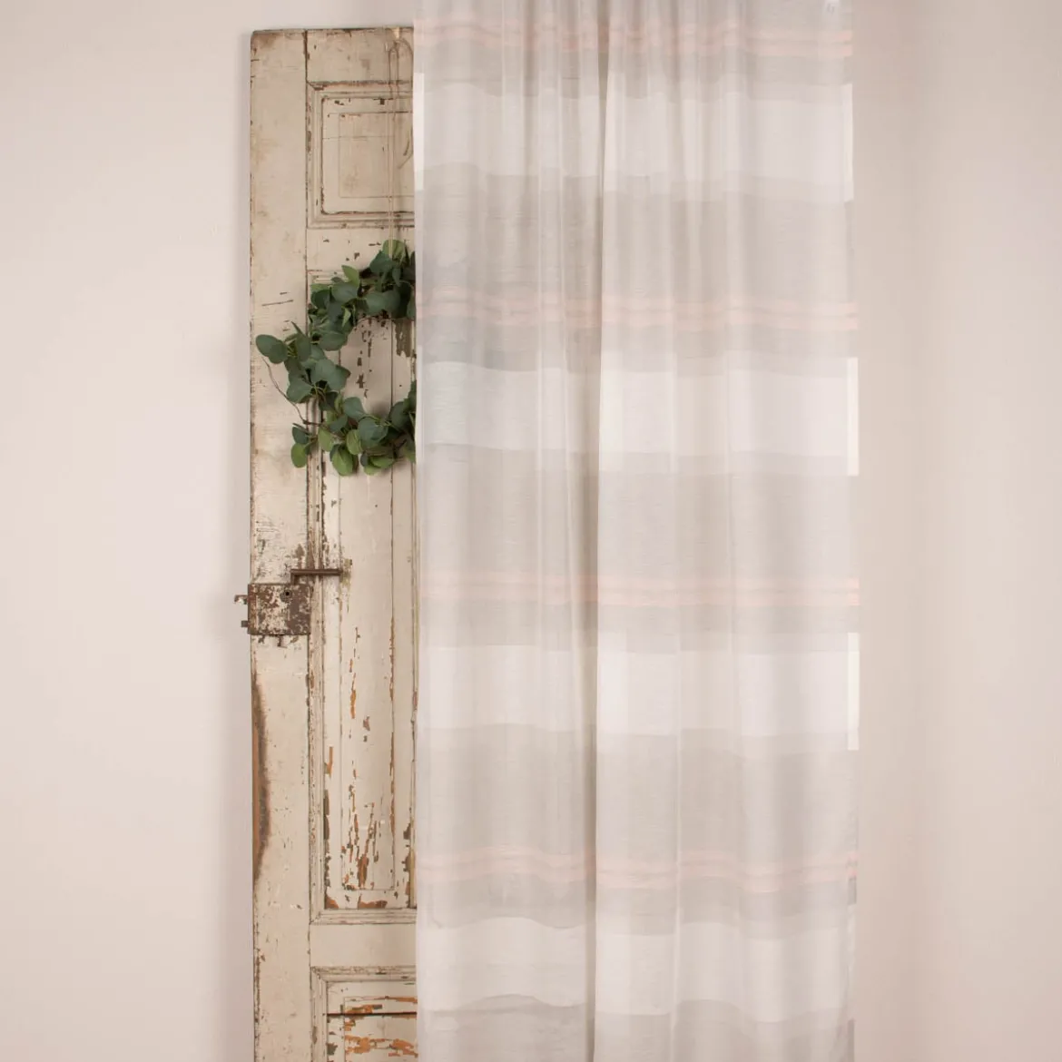Fertiggardine Bea mit verdeckten Schlaufen Querstreifen weiß grau rosa 140x245cm