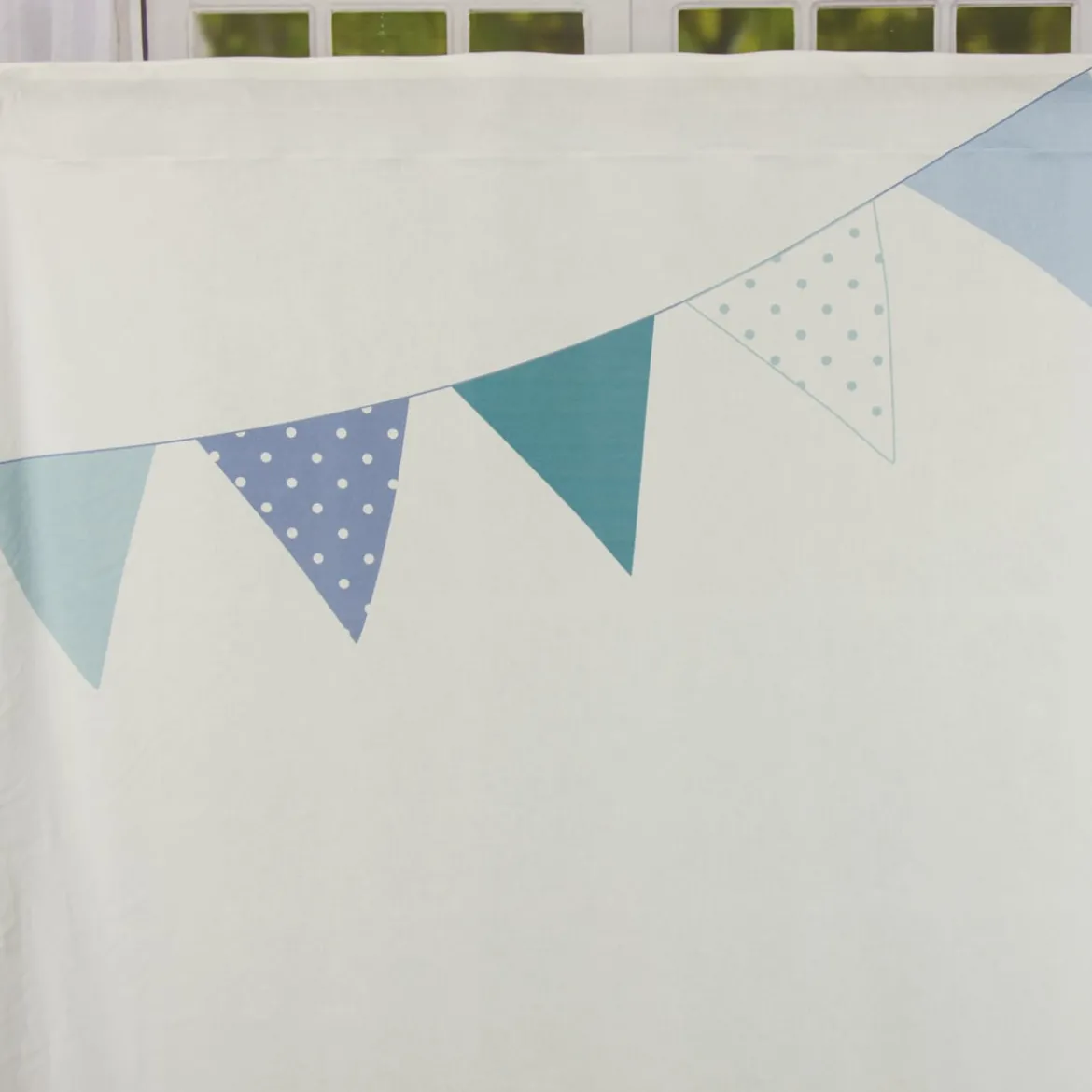 Fertiggardine Fertigschal Flags mit verdeckten Schlaufen Fähnchen und Schiffchen weiß blau 140x245cm