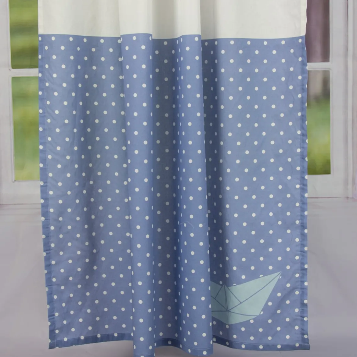 Fertiggardine Fertigschal Flags mit verdeckten Schlaufen Fähnchen und Schiffchen weiß blau 140x245cm