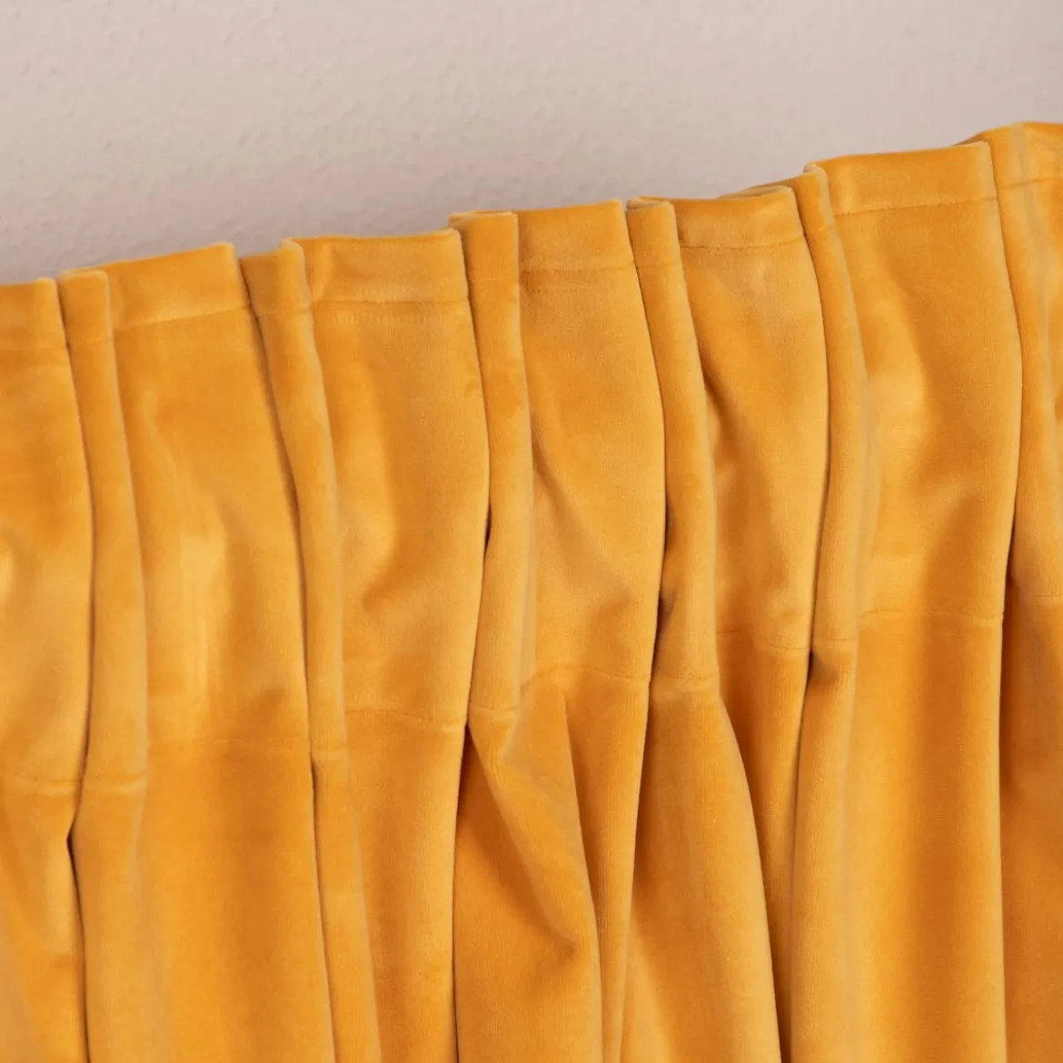 Fertiggardine Velia Samt mit verdeckten Schlaufen einfarbig senf gelb 140x245cm