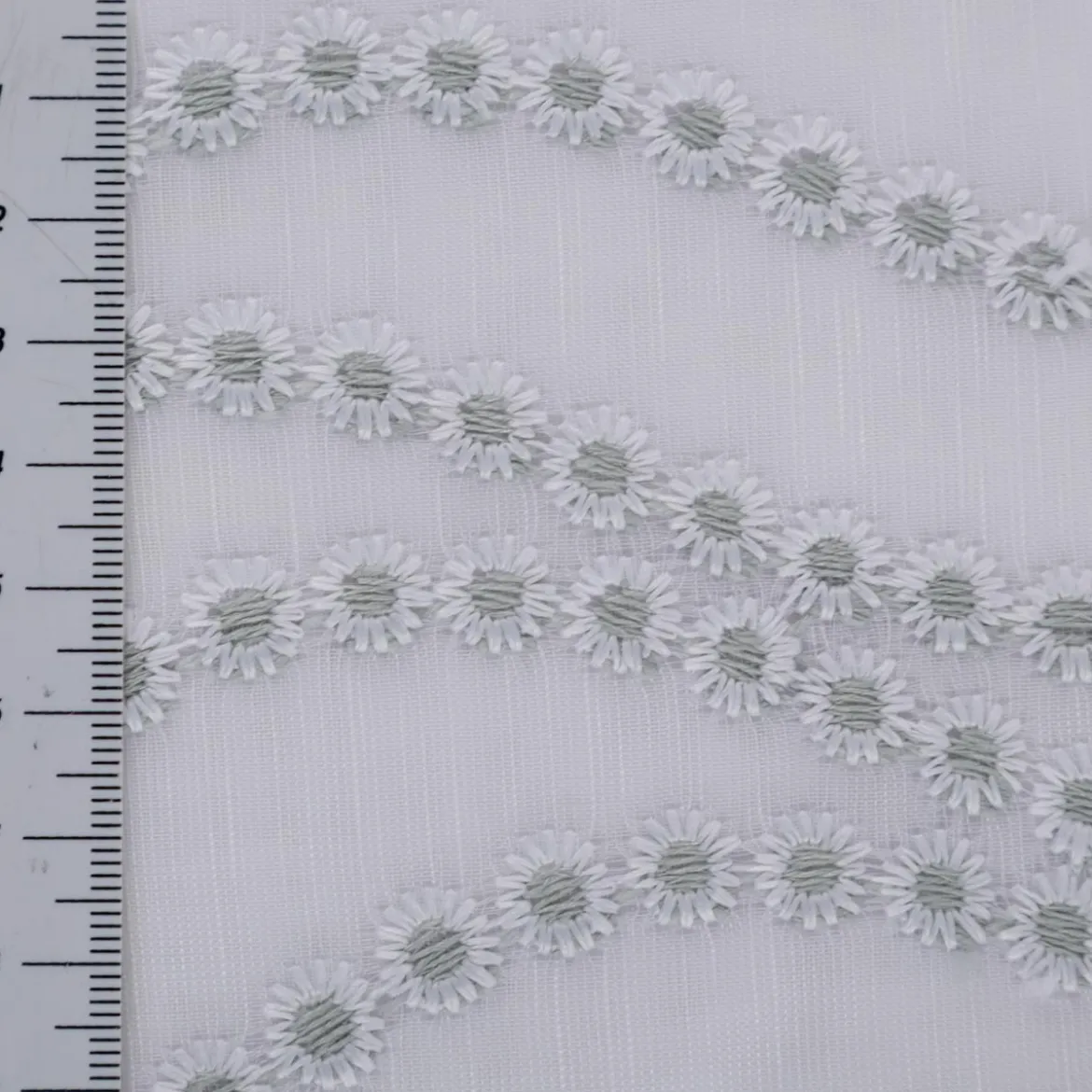 Gardinenstoff Voile mit Pünktchen-Stickerei Bogenkante raumhoch weiß salbeigrün 280cm