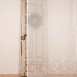 Gardine Stickerei Blumen Gräser ecru altrosa grau mit Smok-Schlaufenband in div. Breiten mit 245cm Höhe oder Wunschmaß von SCHÖNER LEBEN.