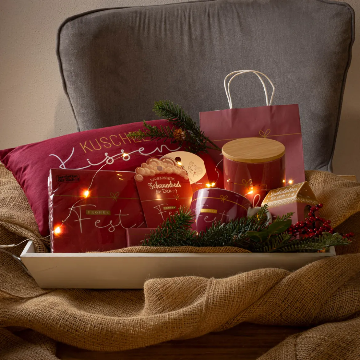 Geschenktüte Frohes Fest Schleife dunkelrot weiß gold 18x22x8cm von La Vida
