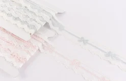 Häkelband Borte auf Tüll Schleife creme rosa Breite: 4cm