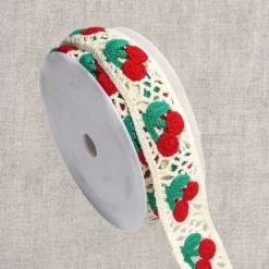 Häkelborte mit Kirschen ecru aus Baumwolle 5cm Breite
