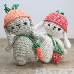 Häkelset für Kuscheltier Kaninchen Frank hellgrau orange grün mehrteilig von Hardicraft