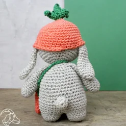 Häkelset für Kuscheltier Kaninchen Frank hellgrau orange grün mehrteilig von Hardicraft