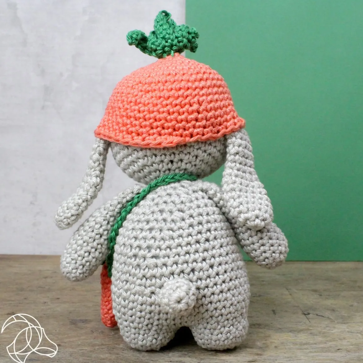 Häkelset für Kuscheltier Kaninchen Frank hellgrau orange grün mehrteilig von Hardicraft